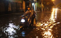 Sau mưa lớn, người Sài Gòn lại bì bõm lội nước trong đêm