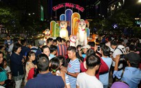 Cả ngàn người đến đường hoa Nguyễn Huệ tối 28 Tết du Xuân