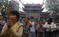 Người Sài Gòn rộn ràng đi chùa cầu phúc ngày mùng 1 Tết Mậu Tuất