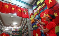 Chung kết AFF Cup Việt Nam - Malaysia: Bán cả ngàn lá cờ đỏ, băng rôn 'cháy hàng'