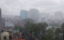 Sài Gòn giữa trưa nắng nóng bất ngờ đón 'cơn mưa ngang qua'