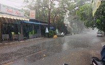 Người Sài Gòn đón cơn mưa giải nhiệt ngày Cá tháng 4 sau đợt nắng nóng