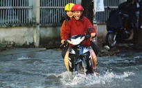 ‘Phố nhà giàu’ Thảo Điền lại bị ngập khi trời mưa, người dân đi lại khó khăn