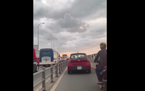 Dân mạng phẫn nộ ô tô ngang nhiên chạy vào làn xe máy đường dẫn cao tốc