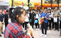 Học sinh đàn hát tại ngày hội Tư vấn mùa thi 2020