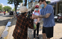 Sài Gòn bao dung mùa dịch: Thầy giáo Tây làm tình nguyện ở phiên chợ 0 đồng