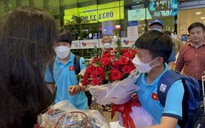 Bạn trẻ vây quanh nữ tuyển thủ Huỳnh Như, Bích Thùy ở sân bay