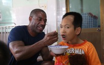 Lính Hải quân Mỹ bón cơm cho trẻ khuyết tật tại Đà Nẵng
