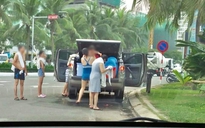 Không chịu gởi xe, tắm nước ngọt giá rẻ, nhóm du khách thản nhiên tắm giữa đường