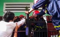 Tai nạn hy hữu ở Đà Nẵng: Leo rào vào nhà, bị sắt đâm xuyên bàn tay