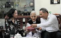 Bà Trương Thị Mai thăm mẹ Việt Nam anh hùng tại Đà Nẵng