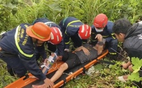 Nam thanh niên chạy xe máy bị rơi xuống đèo Hải Vân, nằm bất động