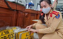 Đà Nẵng: Người dân xếp hàng đổi biển số vàng, CSGT tăng ca xử lý hồ sơ