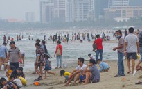 Bãi biển chật cứng du khách cuối tuần, người dân mừng vì du lịch hồi sinh