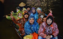 Du khách đội mưa, co ro trên đò trẩy hội chùa Hương trong đêm