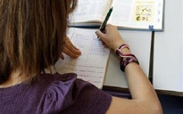 Trường học Anh cân nhắc việc bỏ bài tập về nhà