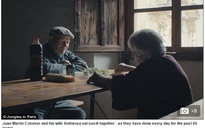 Cảm động cặp vợ chồng 45 năm sống hạnh phúc ở làng bỏ hoang