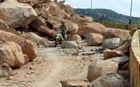 Sạt lở hàng trăm khối đất đá xuống đường ven biển Ninh Thuận