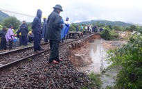 Nước lũ cuốn hư hỏng 300 m đường sắt Bắc - Nam, giao thông tê liệt