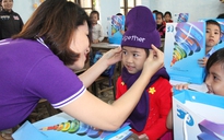 Những ánh mắt trong veo của trẻ em vùng lũ khi nhận quà cứu trợ