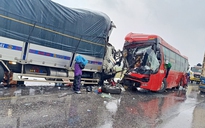 Xe tải đối đầu xe khách, 1 người chết, 15 người bị thương tại Nghệ An