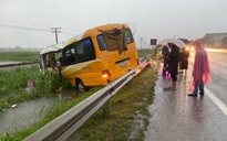 Nghệ An: Xe khách lao xuống lề đường trong mưa lớn, 2 người chết, 2 người bị thương