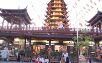 Ngôi chùa có bảo tháp 9 tầng thu hút nhiều người trẻ đến tham quan và 'check-in'