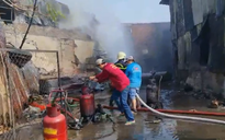 TP.HCM: Cháy lớn kho xưởng inox lan sang khu nhà trọ