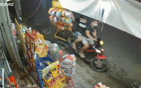 TP.HCM: Hai thanh niên chạy xe máy giật trộm giàn bánh bim bim của tiệm tạp hóa
