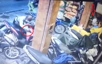 TP.HCM: Kẻ trộm bẻ khóa lấy xe máy trước mặt bảo vệ quán ăn