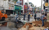 TP.HCM: Trụ điện ngã chắn ngang đường Lạc Long Quân do hố thi công công trình?