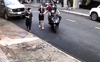 TP.HCM: Đi bộ sang đường, người phụ nữ bị cướp giật điện thoại, ví tiền