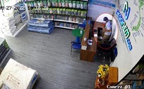 TP.HCM: Kẻ gian điềm nhiên vào cửa hàng nệm trộm điện thoại, ví tiền