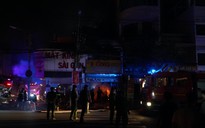 TP.HCM: Lính cứu hỏa cắt cửa cuốn chữa cháy tại quán trà sữa ở Q.Gò Vấp