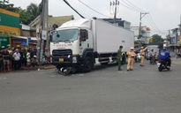 TP.HCM: Xe tải cuốn xe máy vào gầm tại ngã tư, 1 người tử vong