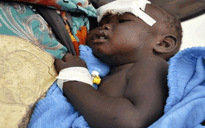 Rơi máy bay ở Nam Sudan: Đứa trẻ kỳ diệu thoát chết nhờ một hành khách ôm