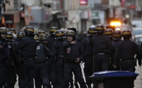 Vụ bố ráp ở Paris: nữ khủng bố nổ súng vào cảnh sát đầu tiên