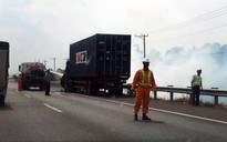 Xe container bốc cháy trên đường cao tốc TP HCM - Long Thành - Dầu Giây