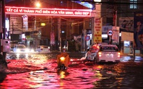 Biên Hòa ngập sâu trong nước, giao thông hỗn loạn