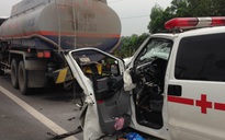 Xe cấp cứu va chạm xe bồn trên đường cao tốc, một tài xế tử vong