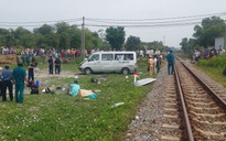 Tàu lửa tông ô tô văng xuống ruộng, 8 người thương vong