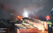Cháy xưởng gỗ trong khu dân cư lúc rạng sáng