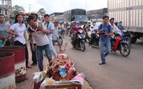 Tài xế mang heo đến trạm thu phí đường tránh TP.Biên Hòa... cúng