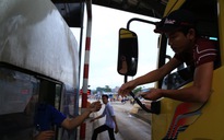 Tài xế lại dùng tiền lẻ khi qua trạm thu phí tuyến tránh TP.Biên Hòa