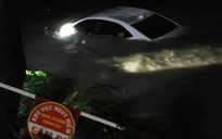 Biên Hòa: Giải cứu 4 người trong ô tô bị nước cuốn khi qua suối Săn Máu