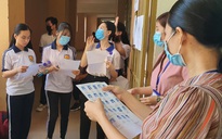 Thí sinh vẫy tay chào nhau trước khi vào phòng thi tốt nghiệp THPT 2020