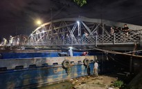 Biên Hòa: Sà lan mắc kẹt dưới cầu đường sắt Rạch Cát