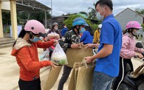 Bảo vệ môi trường, tặng hàng trăm túi cói để người dân sử dụng thay túi nhựa