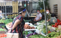 Cảnh người Hà Nội đi chợ ở 'vùng xanh' không cần giấy đi đường và phiếu