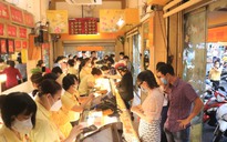 Nhiều người Sài Gòn thức sớm đi mua vàng vía Thần Tài, 6 giờ tiệm vàng đông nghẹt